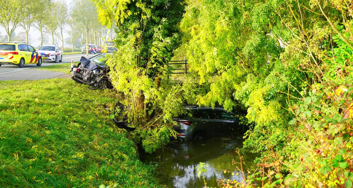 Auto belandt in sloot bij aanrijding tussen drie voertuigen