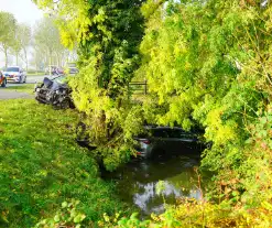 Auto belandt in sloot bij aanrijding tussen drie voertuigen