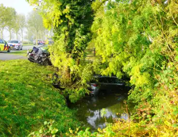 Auto belandt in sloot bij aanrijding tussen drie voertuigen