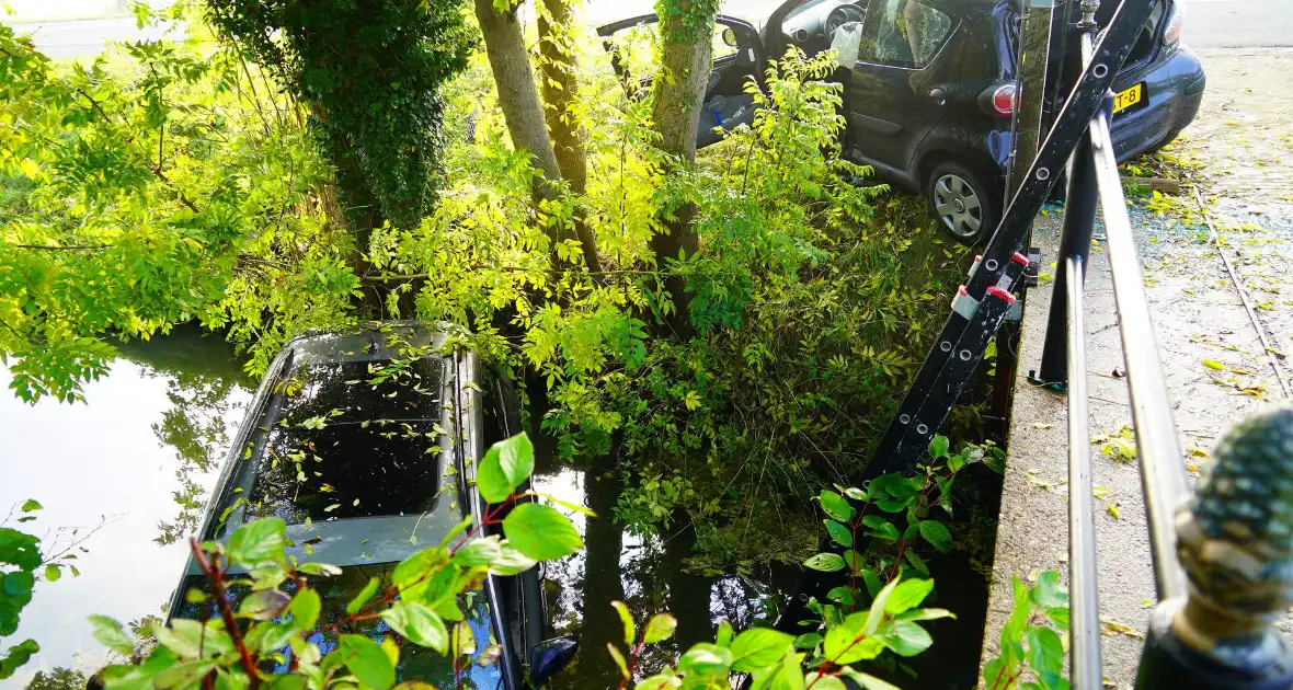 Auto belandt in sloot bij aanrijding tussen drie voertuigen - Foto 1