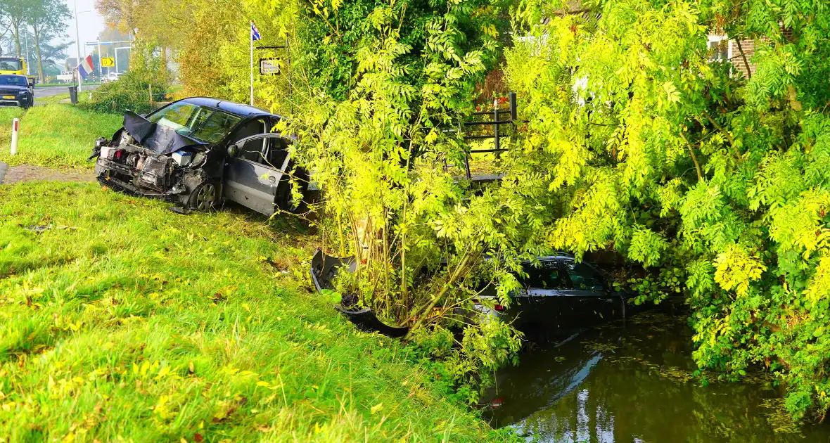 Auto belandt in sloot bij aanrijding tussen drie voertuigen - Foto 2