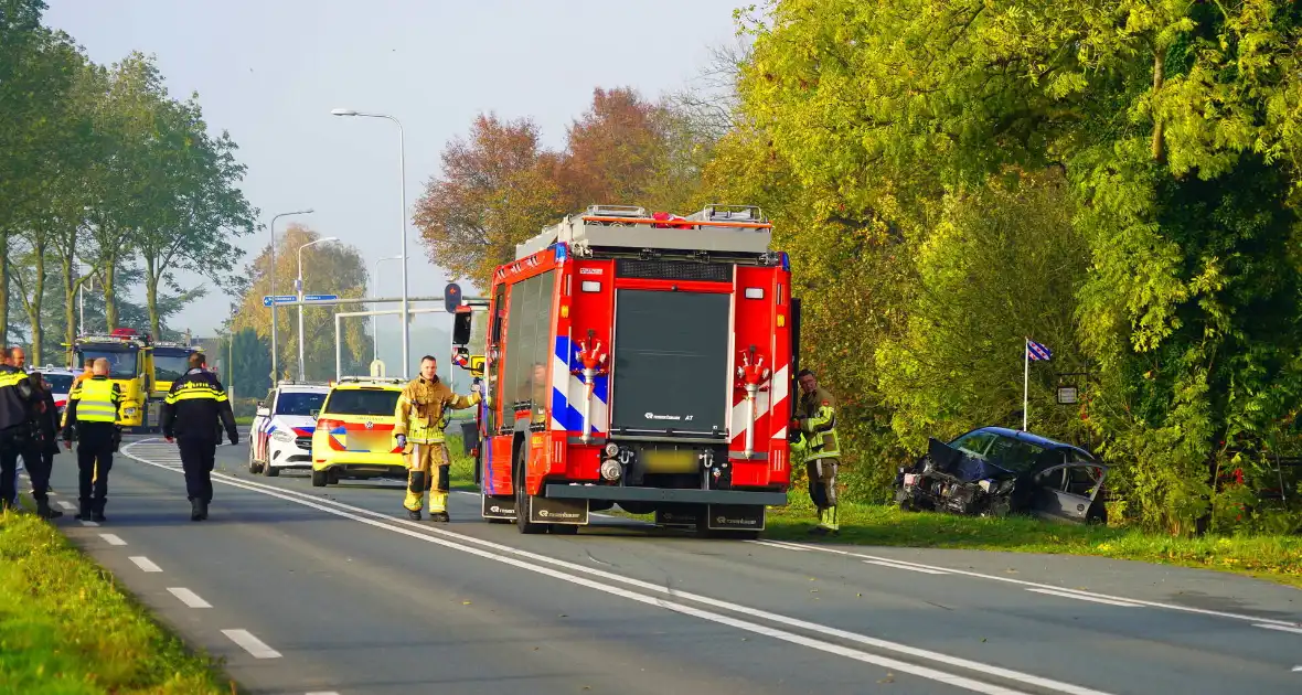 Auto belandt in sloot bij aanrijding tussen drie voertuigen - Foto 4