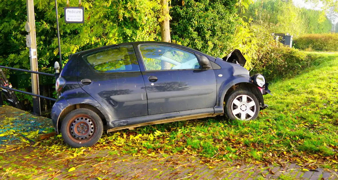 Auto belandt in sloot bij aanrijding tussen drie voertuigen - Foto 5