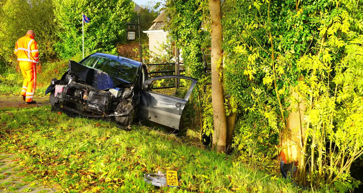 Auto belandt in sloot bij aanrijding tussen drie voertuigen - Foto 6