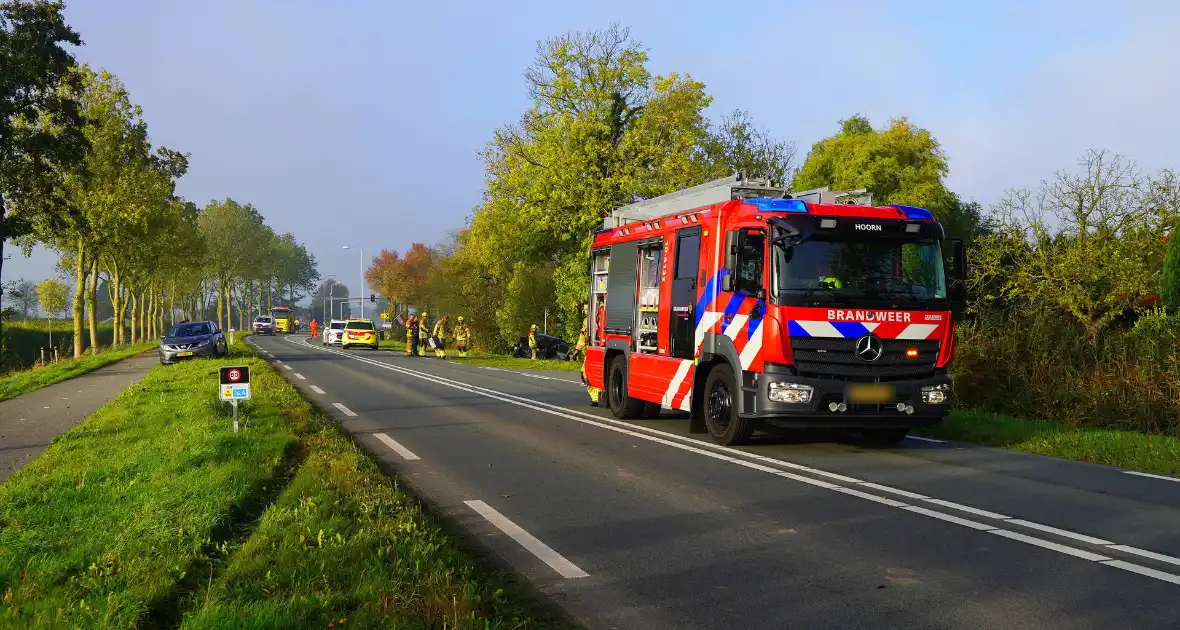 Auto belandt in sloot bij aanrijding tussen drie voertuigen - Foto 7