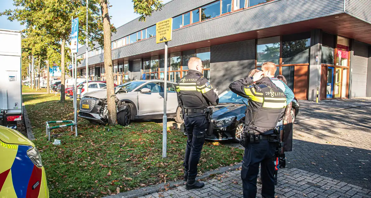 Auto botst tijdens keren op boom