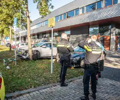 Auto botst tijdens keren op boom