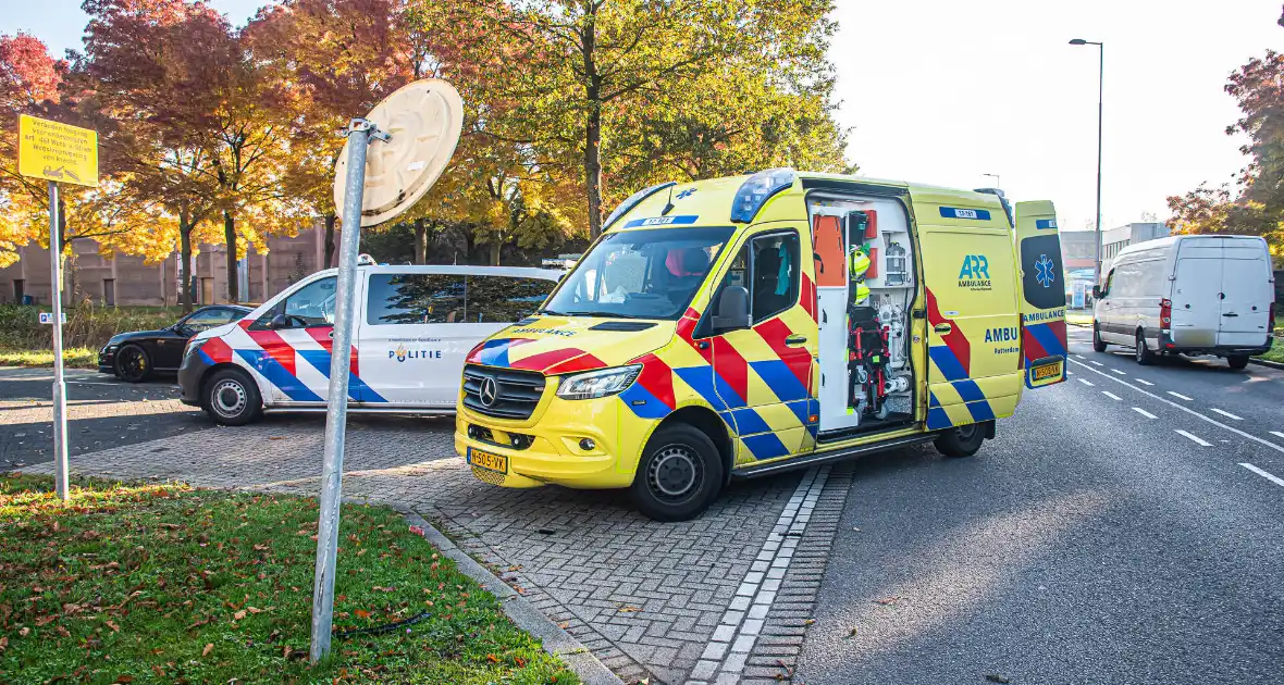 Auto botst tijdens keren op boom - Foto 1