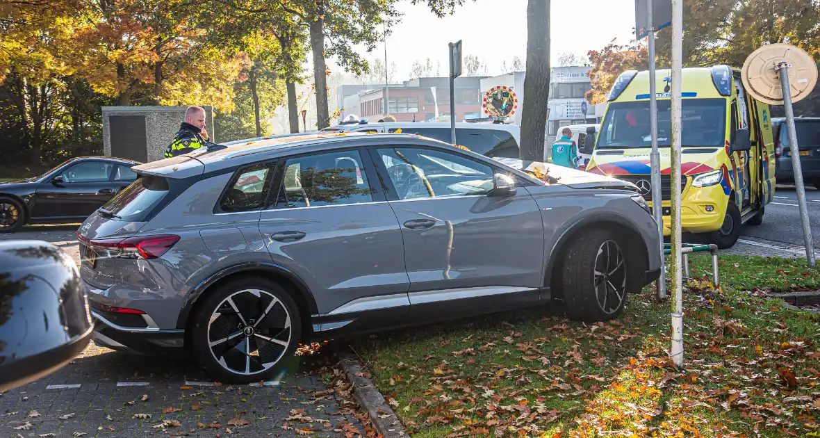 Auto botst tijdens keren op boom - Foto 2