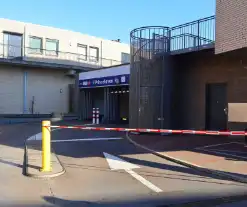 Oldtimer verliest brandstof in parkeergarage