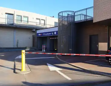 Oldtimer verliest brandstof in parkeergarage