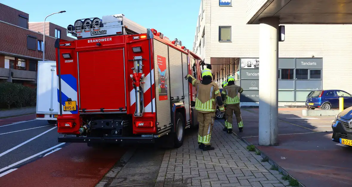 Oldtimer verliest brandstof in parkeergarage - Foto 1