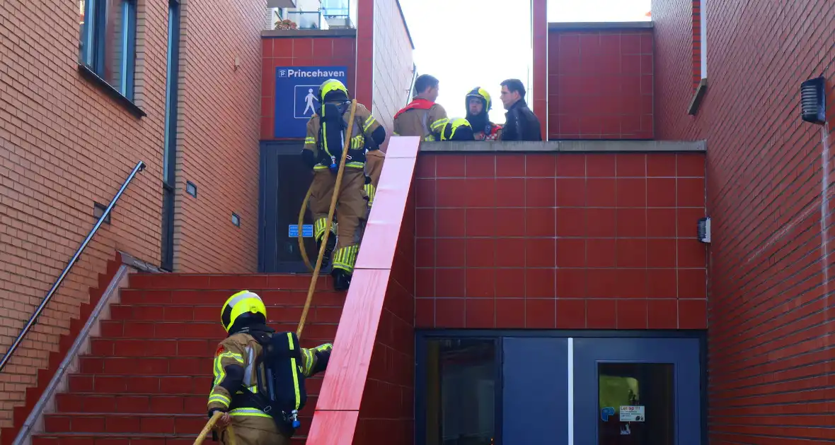 Oldtimer verliest brandstof in parkeergarage - Foto 6