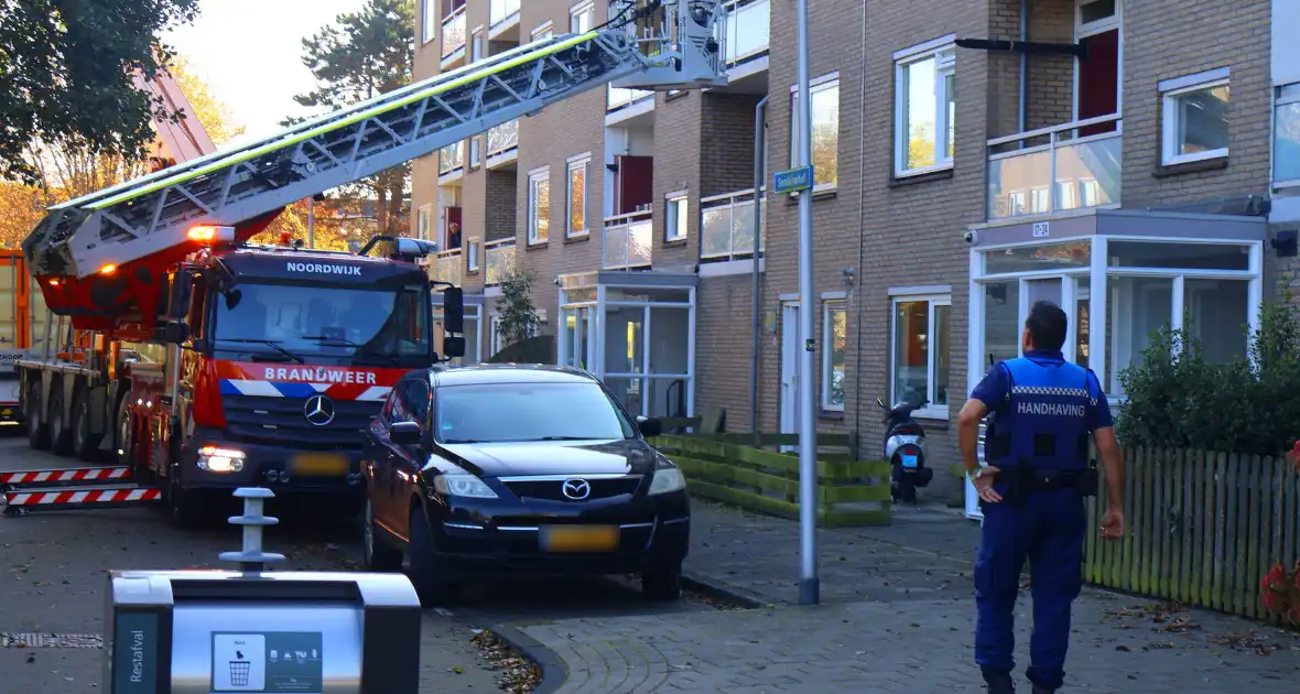 Persoon door hijskraan uit flatwoning getakeld - Foto 10