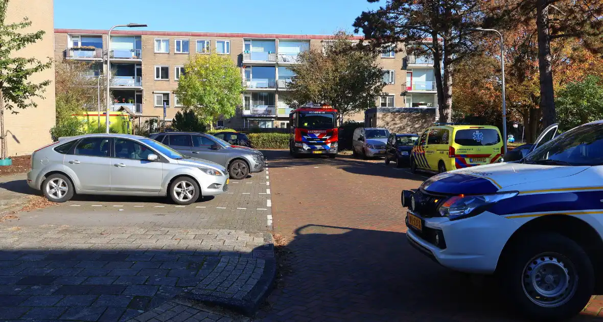 Persoon door hijskraan uit flatwoning getakeld - Foto 11