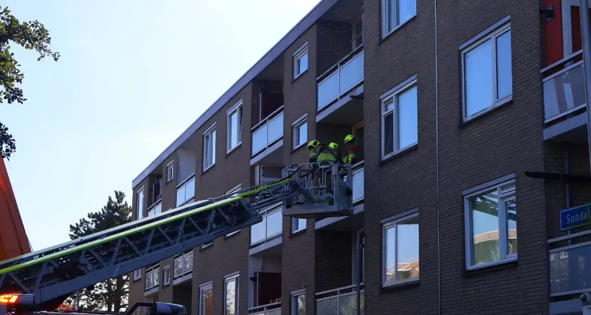 Persoon door hijskraan uit flatwoning getakeld - Foto 12