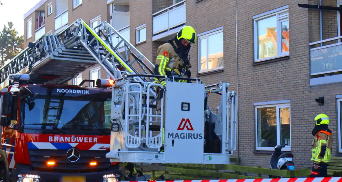 Persoon door hijskraan uit flatwoning getakeld - Foto 13