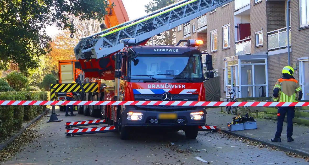 Persoon door hijskraan uit flatwoning getakeld - Foto 14