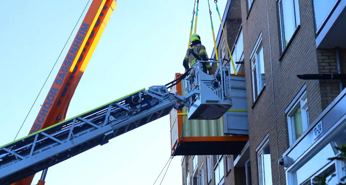 Persoon door hijskraan uit flatwoning getakeld - Foto 18