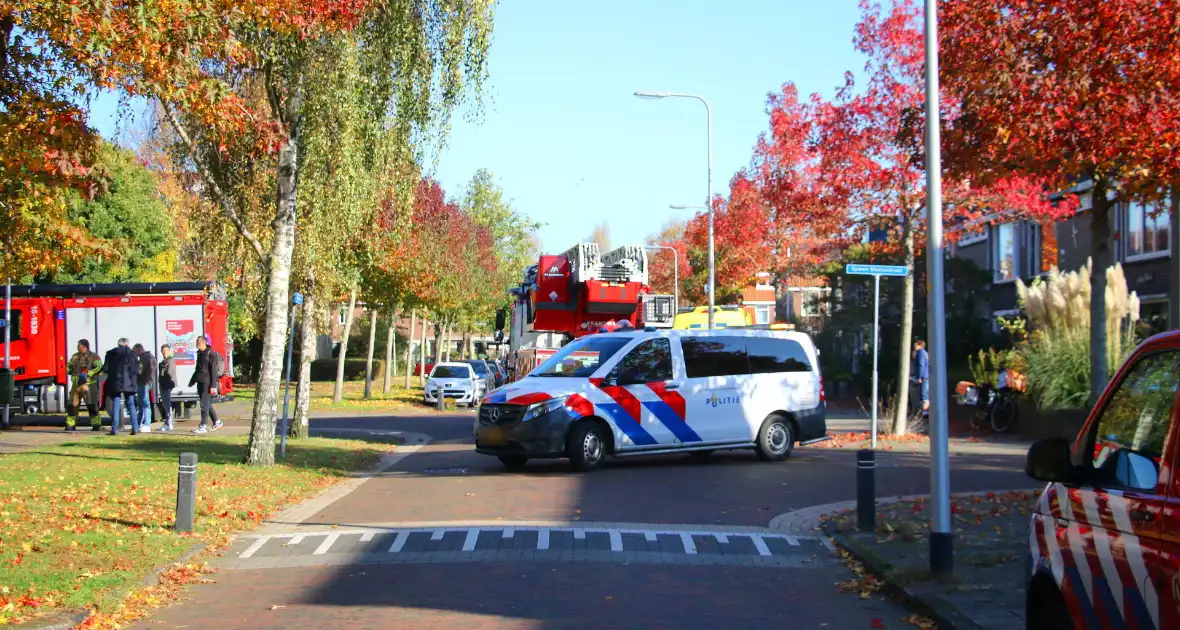 Persoon door hijskraan uit flatwoning getakeld - Foto 19