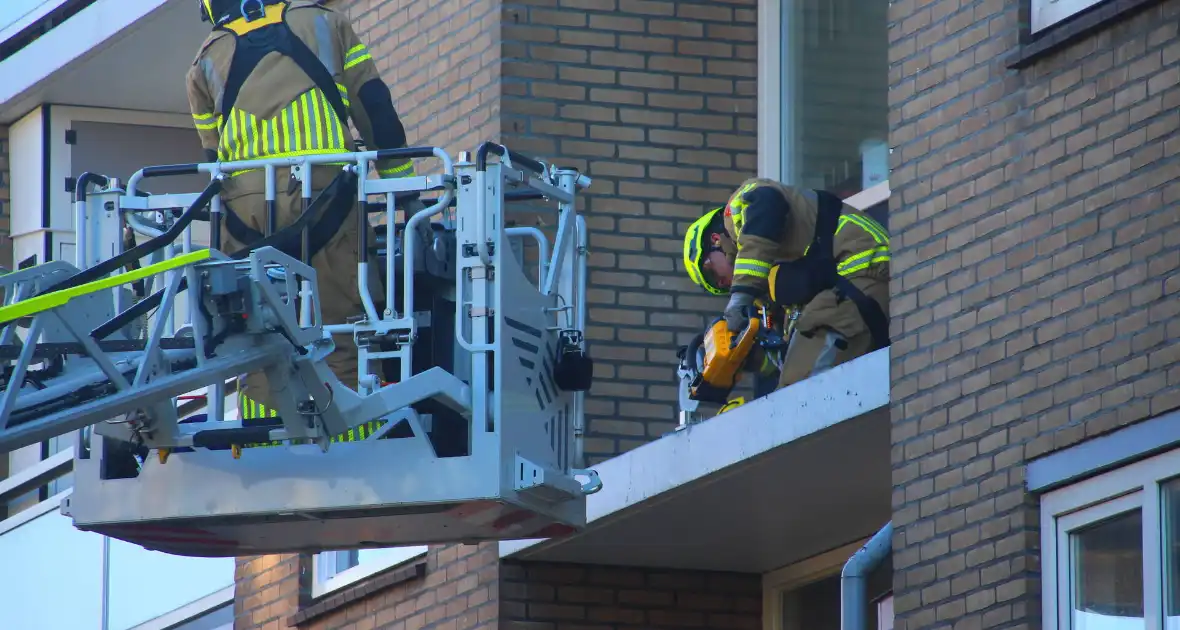 Persoon door hijskraan uit flatwoning getakeld - Foto 2