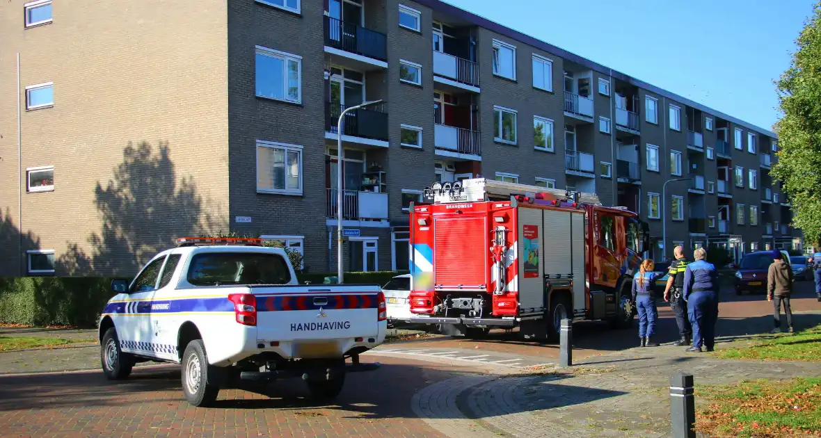 Persoon door hijskraan uit flatwoning getakeld - Foto 21