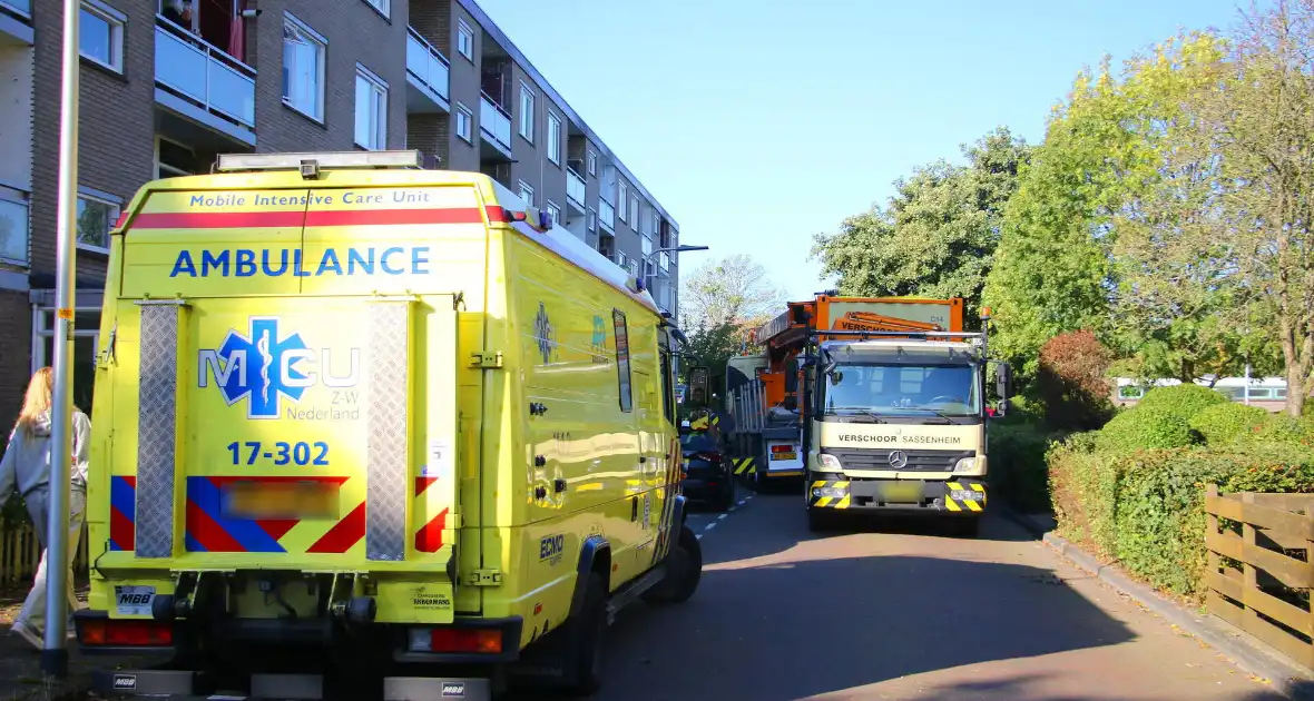 Persoon door hijskraan uit flatwoning getakeld - Foto 22