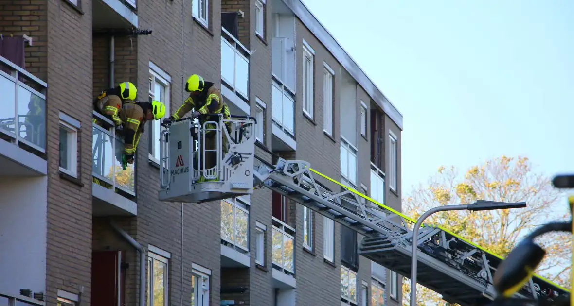 Persoon door hijskraan uit flatwoning getakeld - Foto 23