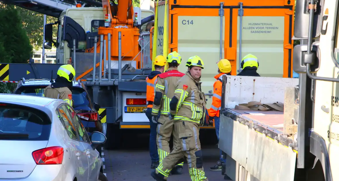 Persoon door hijskraan uit flatwoning getakeld - Foto 24