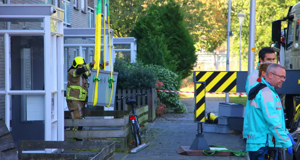 Persoon door hijskraan uit flatwoning getakeld - Foto 25