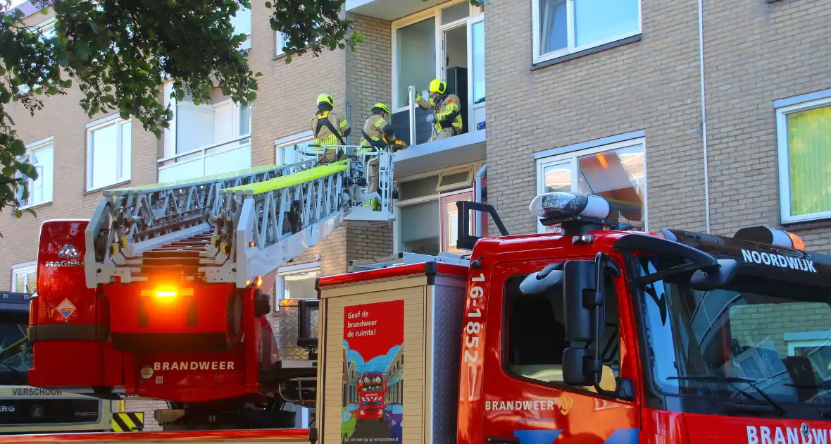 Persoon door hijskraan uit flatwoning getakeld - Foto 3