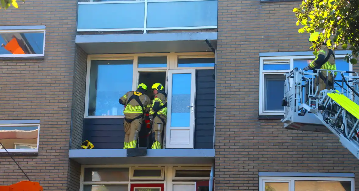 Persoon door hijskraan uit flatwoning getakeld - Foto 5