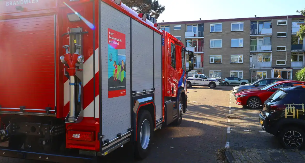 Persoon door hijskraan uit flatwoning getakeld - Foto 7