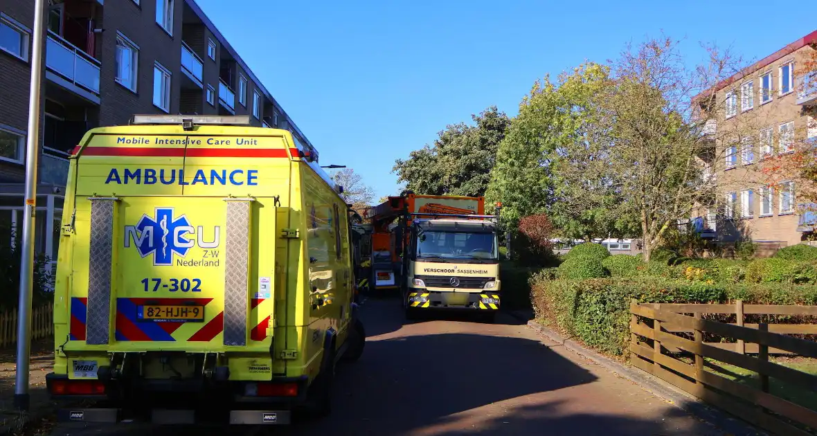 Persoon door hijskraan uit flatwoning getakeld - Foto 9