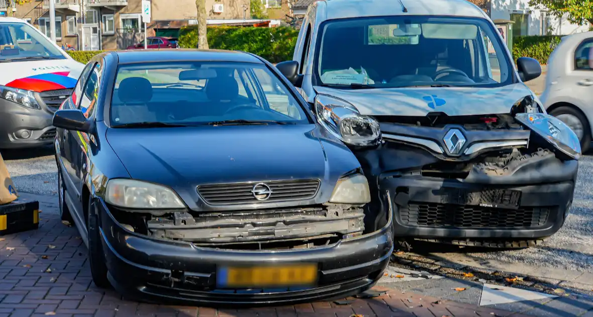 Botsing tussen personenauto en bestelbus