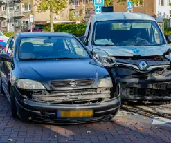 Botsing tussen personenauto en bestelbus