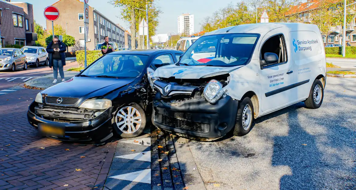 Botsing tussen personenauto en bestelbus - Foto 1