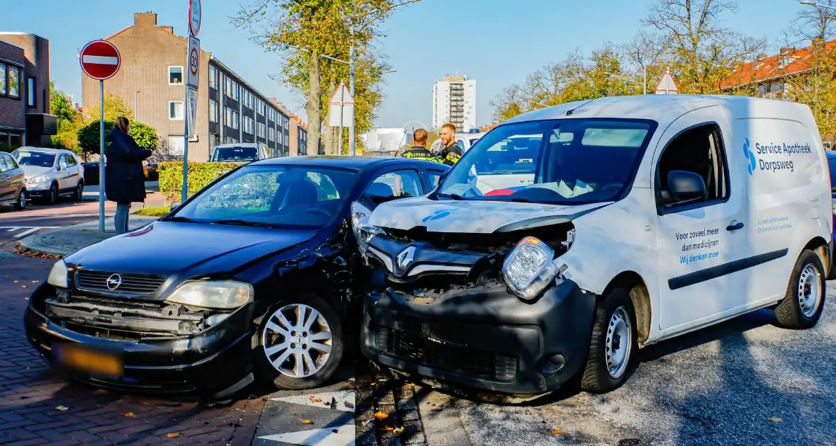 Botsing tussen personenauto en bestelbus - Foto 2