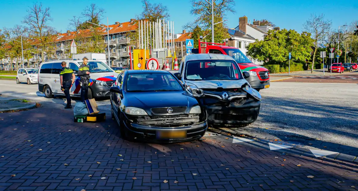 Botsing tussen personenauto en bestelbus - Foto 3