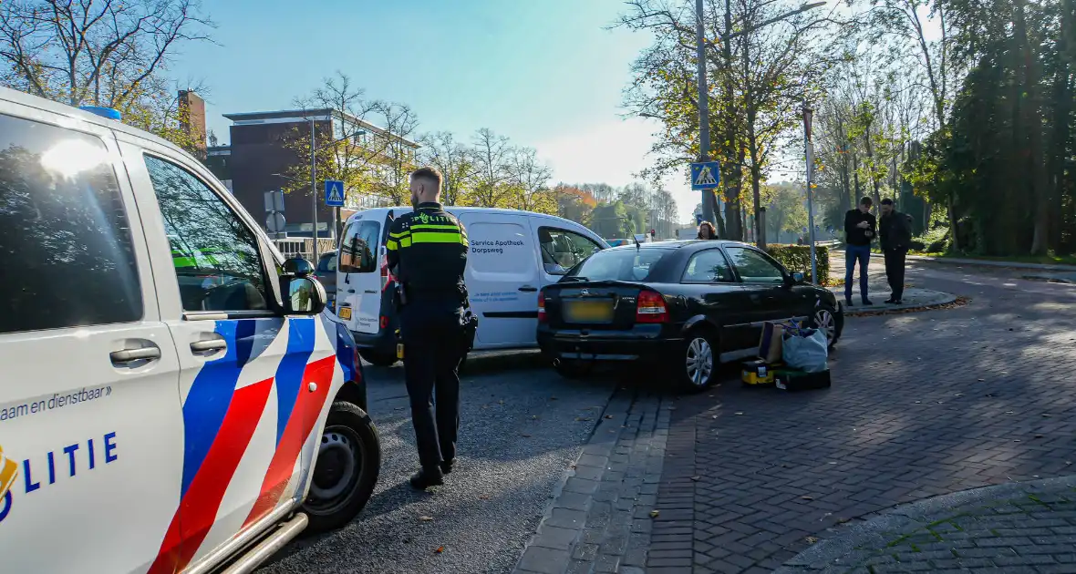 Botsing tussen personenauto en bestelbus - Foto 4