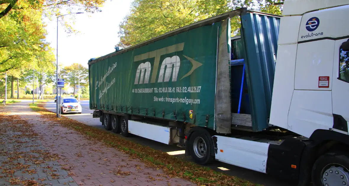 Oplegger beschadigd na botsing met viaduct - Foto 10