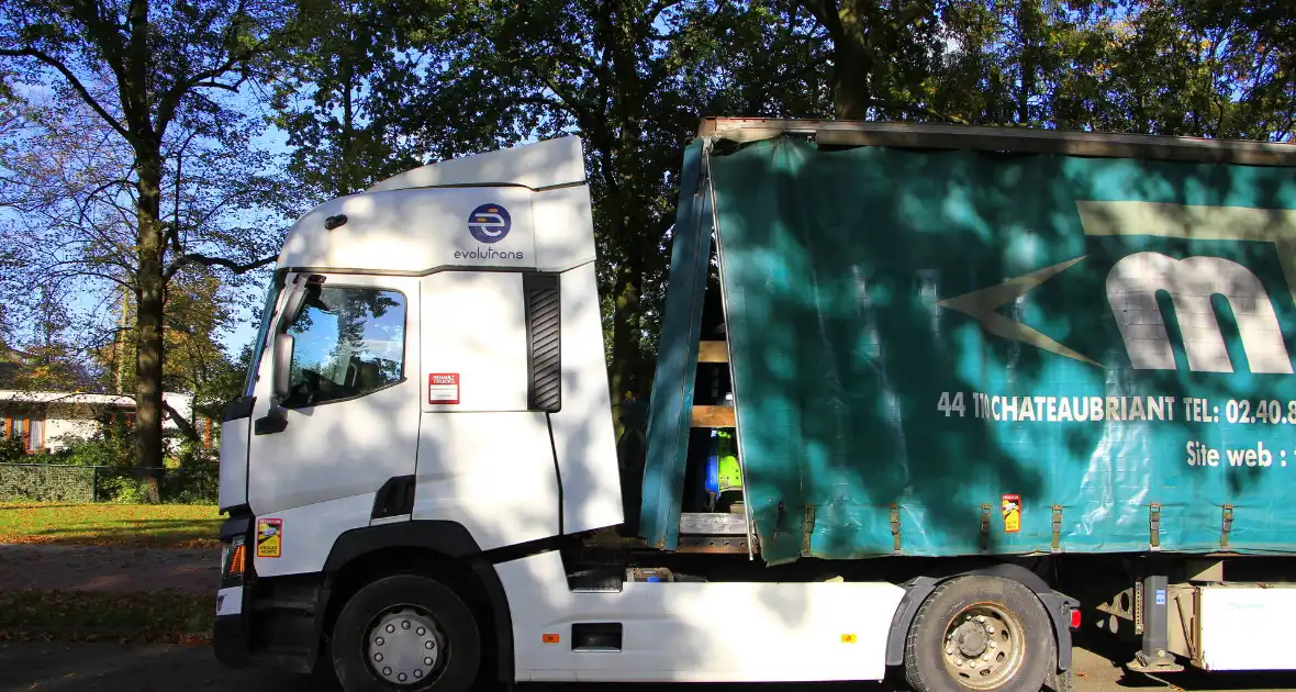 Oplegger beschadigd na botsing met viaduct - Foto 4