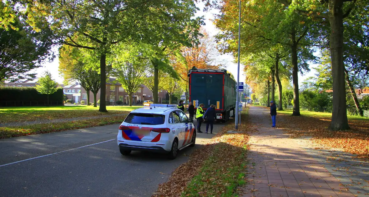 Oplegger beschadigd na botsing met viaduct - Foto 5