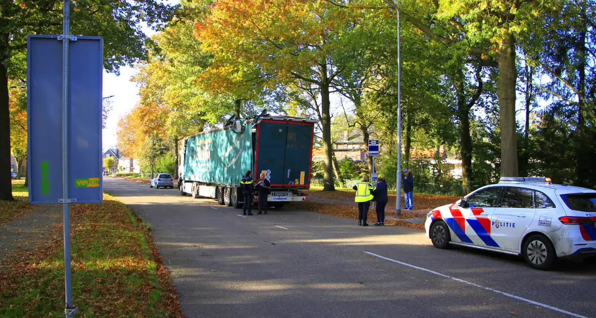 Oplegger beschadigd na botsing met viaduct - Foto 7