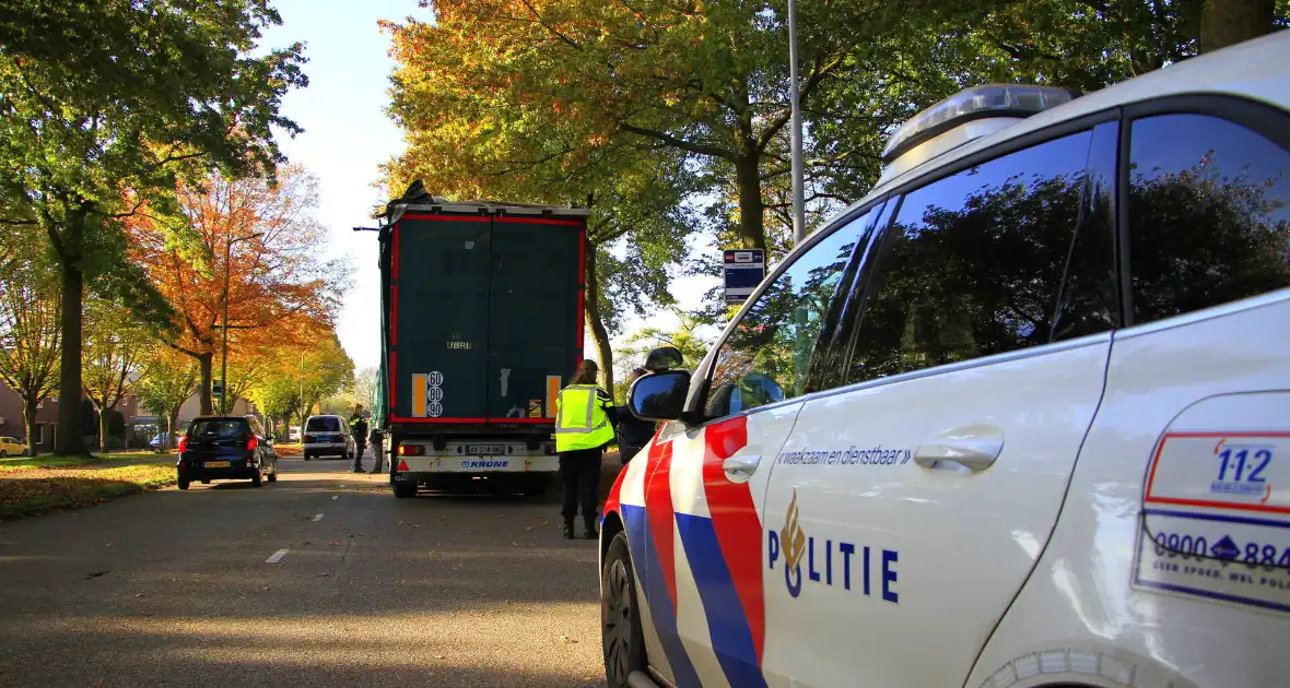 Oplegger beschadigd na botsing met viaduct - Foto 8