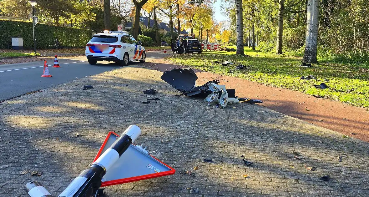 Bestuurster verliest controle en botst tegen verkeersbord