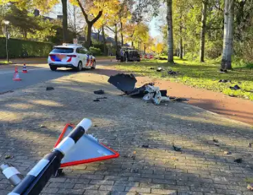 Bestuurster verliest controle en botst tegen verkeersbord