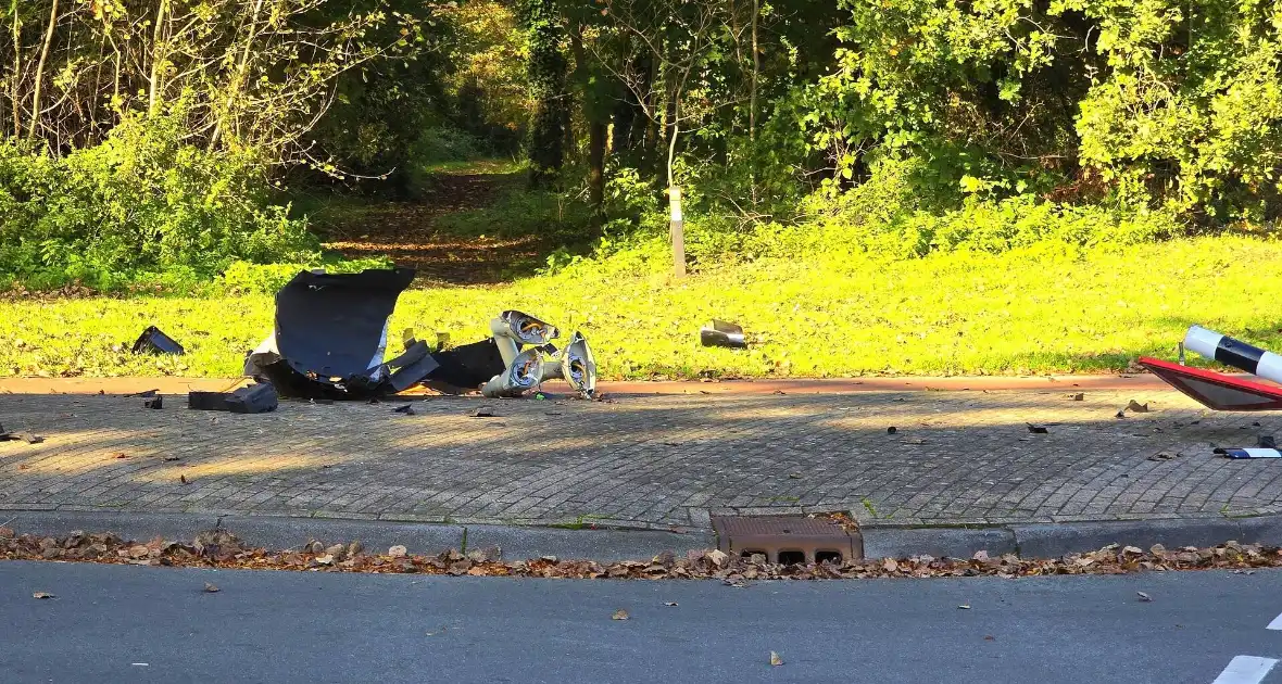 Bestuurster verliest controle en botst tegen verkeersbord - Foto 1