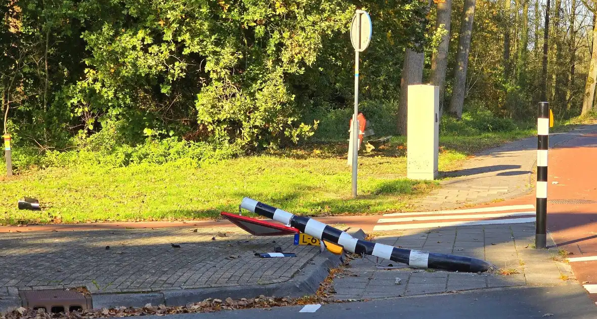 Bestuurster verliest controle en botst tegen verkeersbord - Foto 2