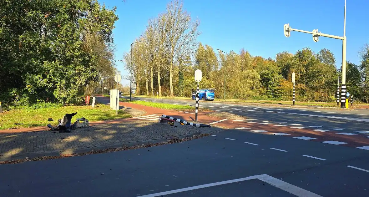 Bestuurster verliest controle en botst tegen verkeersbord - Foto 3